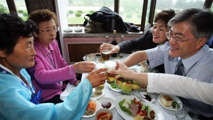 Ông Moon Jae-in dùng bữa với những người họ hàng từ Triều Tiên và mơ về một ngày thăm 