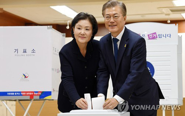 Ông Moon Jae-in và vợ đi bỏ phiếu ngày 9/5. Ảnh: Yonhap.