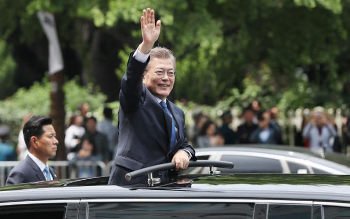 Ông Moon Jea-in vẫy chào người ủng hộ sau khi đắc cử Tổng thống Hàn Quốc. Ảnh: Reuters.