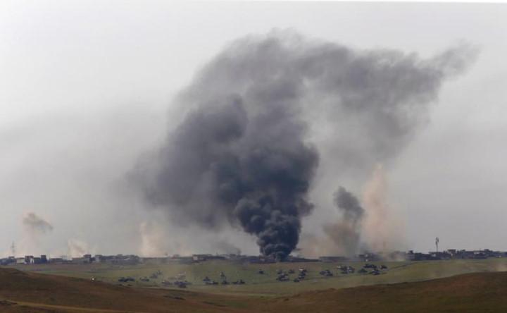 Khói bốc lên sau các vụ không kích của quân đội Iraq vào các mục tiêu IS