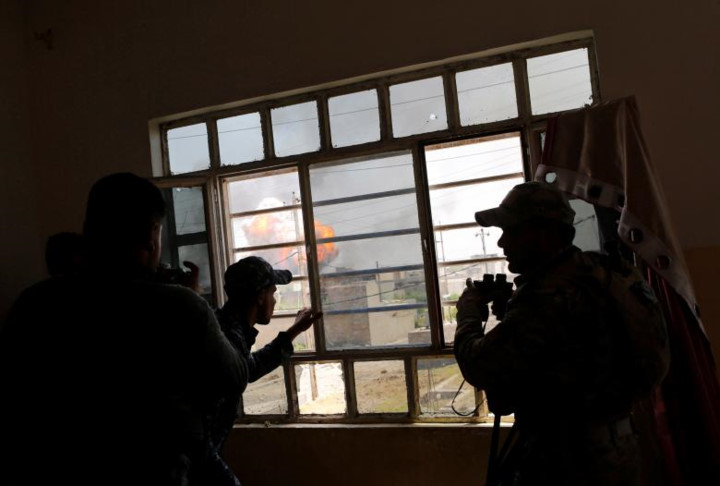 Nhóm binh sĩ Iraq theo dõi sát tình hình để 