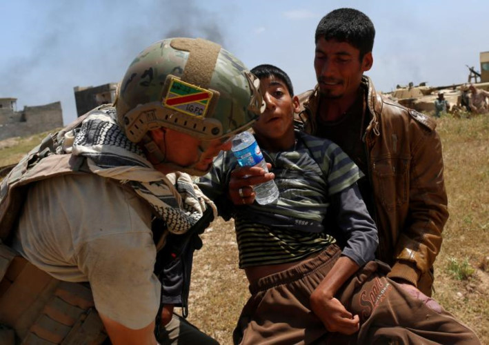 Vừa chiến đấu, các binh sĩ Iraq vừa hỗ trợ những trẻ em mất nhà cửa tại đây, đưa các em đến nơi trú ẩn an toàn.