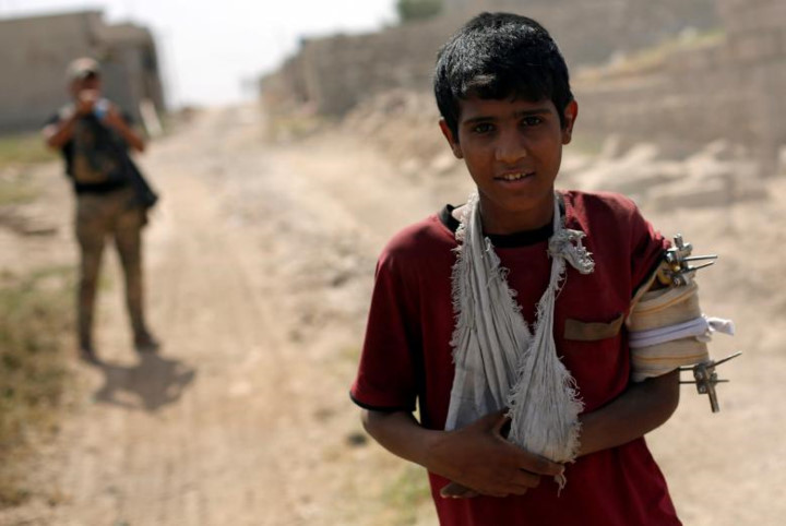 Một bé trai may mắn được binh sĩ Iraq chỉ đường đến nơi trú ẩn an toàn.