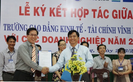 Ông Nguyễn Xuân Lanh- đại diện công ty TNHH Ê su hai ký kết hợp tác với Trường CĐ Kinh tế- Tài chính Vĩnh Long về chương trình thực tập sinh tại Nhật Bản.