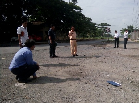 Đoàn kiểm tra, khảo sát đo kích thước một điểm đỗ  xe Taxi công cộng tại khu vực bãi đất trống thuộc Trường dạy nghề phường 9.