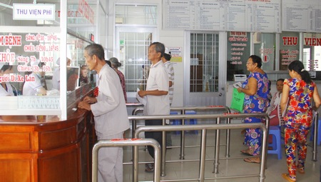 Hơn 10g30, ở khu khám vẫn còn đông người chờ, lãnh đạo Bệnh viện Đa khoa huyện Tam Bình, phải cho tăng cường thêm bác sĩ xuống hỗ trợ.