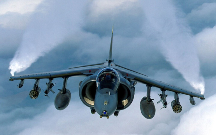 Cường kích A/V-8B Harrier được quân đội Mỹ đưa vào biên chế vào tháng 1/1985 và dần được nâng cấp khả năng tấn công trong đêm. 