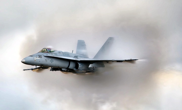  F/A-18 Hornet đạt tốc độ tối đa Mach 1,8 và trần bay 12km. F/A-18 Hornet có thể mang theo tên lửa không đối không, không đối đất và nhiều loại bom khác cùng súng máy 20mm M61 Vulcan.