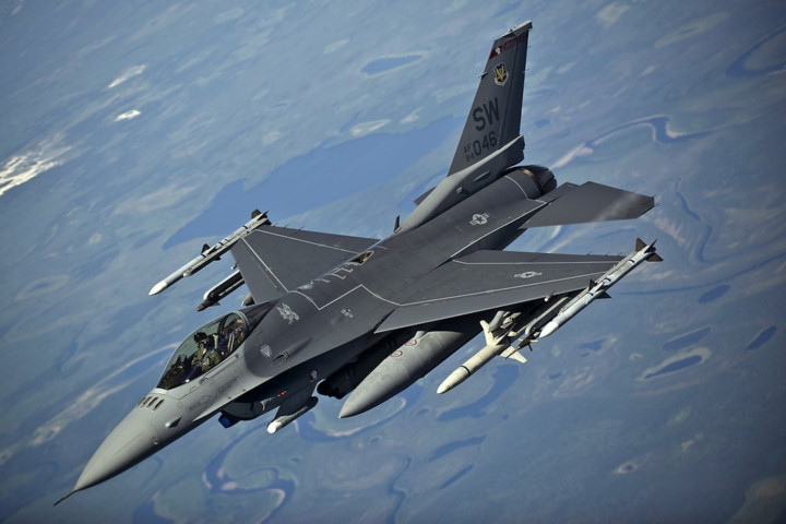 F-16 Fighting Falcon là tiêm kích được thiết kế ban đầu cho mục đích chiến đấu ban ngày nhưng sau đó được sử dụng cho nhiều mục đích khác nhau. Cho đến nay có tới hơn 4.500 chiếc F-16 Fighting Falcon đã được sản xuất.