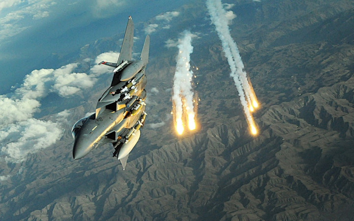 F-15 Strike Eagle là chiến đấu cơ đa nhiệm được phát triển để thực hiện các nhiệm vụ tầm xa một cách độc lập mà không cần máy bay hộ tống và các máy bay tác chiến điện tử hỗ trợ.