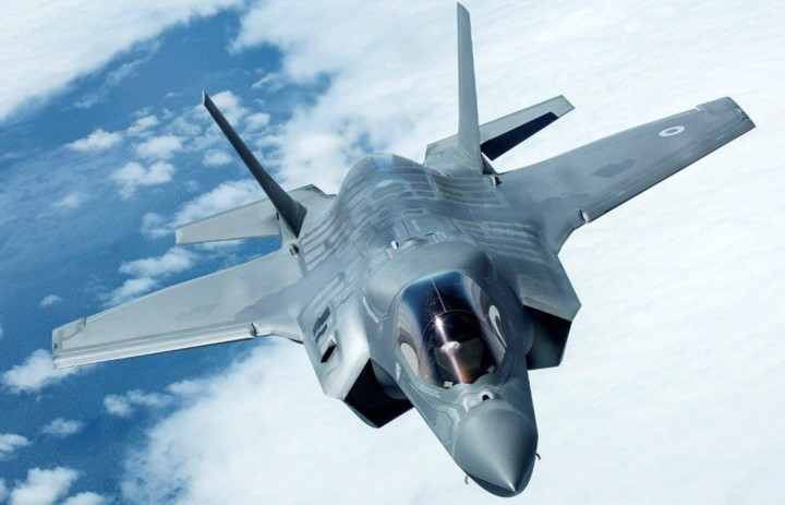 F-35 Lightning xuất hiện lần đầu vào tháng 12/2006. Quân đội Mỹ dự định sắm 2.443 chiếc F-35 Lightning trong nhiều đợt khác nhau và sẽ nhận được toàn bộ số máy bay này vào năm 2037.