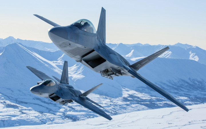 F-22 Raptor là chiến đấu cơ tàng hình thế hệ thứ 5 của Mỹ có tốc độ siêu thanh và khả năng di chuyển cực kỳ linh hoạt. Không chỉ là một tiêm kích đáng sợ, F-22 Raptor còn được sử dụng cho mục đích tấn công trên bộ, tác chiến điện tở và thu thập thông tin tình báo.