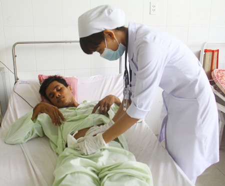 Bác sĩ Kim Thị Sa Phe thăm khám cho bệnh nhân phẫu thuật viêm ruột thừa.