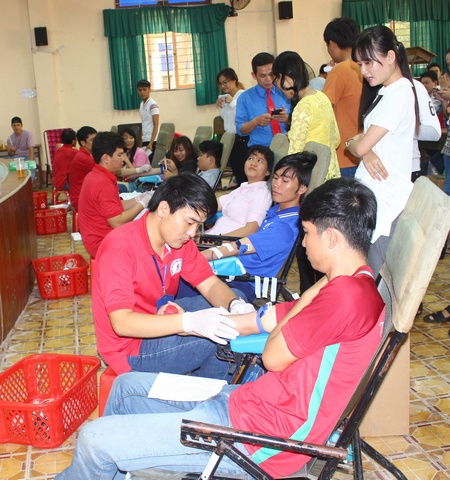 Đông đảo giảng viên, sinh viên trường tham gia ngày hội hiến máu tình nguyện