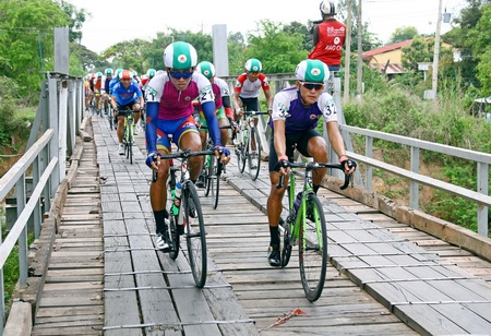 Các tay đua qua 2 chiếc cầu rất hẹp ở huyện Tân Hưng (Long An).