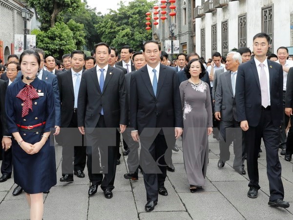 Chủ tịch nước Trần Đại Quang và Phu nhân tham quan Khu phố cổ của thành phố Phúc Châu. (Ảnh: Nhan Sáng/TTXVN)