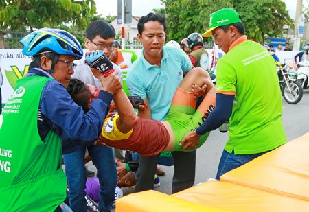  Tay đua Đỗ Khánh Duy được đưa lên xe cấp cứu.