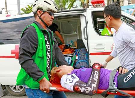 Tay đua Nguyễn Minh Thiện được đưa lên xe cấp cứu.