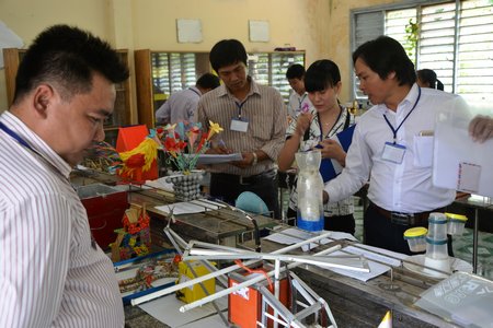 Ban Giám khảo huyện Vũng Liêm chấm 90 sản phẩm cấp THCS.