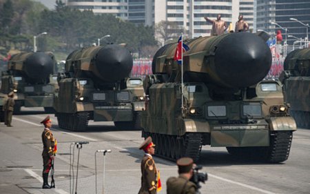 Triều Tiên phô diễn loạt tên lửa tại lễ diễu binh ngày 15/4/2017. Ảnh: AFP.