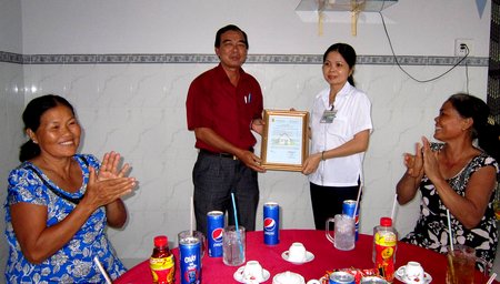 Ông Phan văn Thành- Phó Chủ tịch Liên đoàn Lao động tỉnh trao quyết định bàn giao nhà cho đoàn viên Trần Thị Kim Ước  