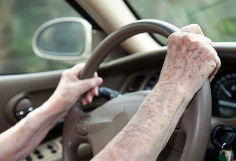 Người bệnh Alzheimer có nên dừng lái xe?  Sự phối hợp kém, mất trí nhớ, và nhầm lẫn là một sự kết hợp nguy hiểm đằng sau vô lăng. Nếu bạn cảm thấy người thân của mình bị alzheimer nên ngừng lái xe, hãy cho họ biết lý do. Sau đó, lập kế hoạch cho nhu cầu đi lại của họ.