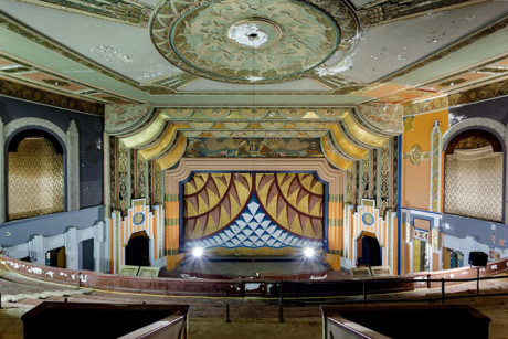 Hình họa độc đáo làm nên chiều sâu cho sân khấu nhà hát Boyd ở Philadelphia.