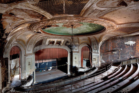 Mái vòm điển hình của nhà hát với điểm nhấn đèn chùm tinh xảo của nhà hát Embassy ở Port Chester, New York.