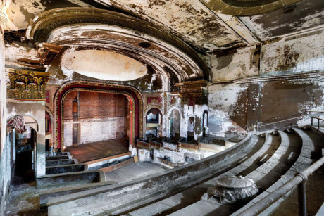 Nhiếp ảnh gia chia sẻ, không có gì làm anh vui hơn là việc thấy một trong những nhà hát này được khôi phục.