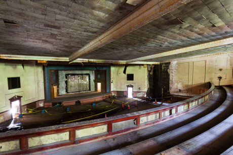 Nhà hát Colonial ở Augusta, Maine, đã bị lột sạch hàng ghế nhưng người ta vẫn có thể tưởng tượng không gian rộng lớn này khi đông đúc, tấp nập như thế nào.