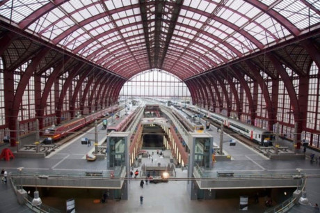 1. Ga Antwerp Centraal, Bỉ  Tòa kiến trúc lớn được làm bằng đá và mái vòm khổng lồ ở phòng chờ khiến cho ga tàu này trở nên độc đáo. Phong cách kiến trúc khác nhau cũng khiến du khách choáng ngợp.