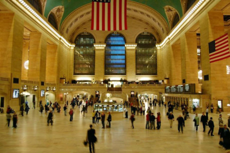 7. Ga trung tâm ga Grand Central, New York, Mỹ  Ga xe lửa này đã có cách đây hơn 100 năm. Những chiếc đèn chùm bằng vàng, cửa sổ bán vé, bức tranh trên trần... - tất cả đều làm cho nhà ga mang màu sắc hoàng gia.