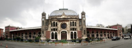 8. Ga Sirkeci, Istanbul, Thổ Nhĩ Kỳ  Bạn có thể ghé thăm thiết kế phương Đông, tháp đồng hồ khổng lồ, cửa sổ kính màu và nhiều thứ khác nữa trong nhà ga yên tĩnh này.