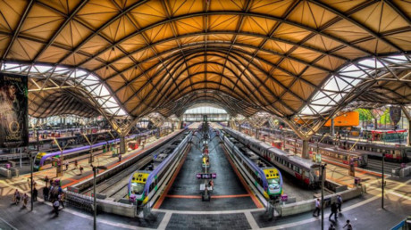 10. Nhà ga Southern Cross, Melbourne, Úc  Nếu bạn lên ý tưởng cho một chuyến du lịch ở Úc bằng tàu hỏa, bạn phải nghĩ đến nơi này. Nhà ga được thiết kế xua tan khói bụi, nóng nực và không gian vô cùng thân thiện.