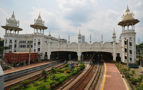 11. Ga Kuala Lumpur, Malaysia  Ga xe lửa này là dấu hiệu của sự thống nhất của phong cách kiến trúc phương Đông và phương Tây. Các chi tiết và phong cách Indo-Saracenic đã làm cho nơi này trở thành một trpong những trạm xe lửa kỳ lạ của thế giới.