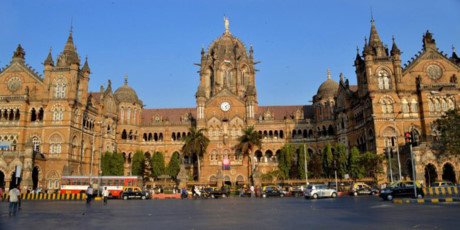 14. Chhatrapati Shivaji Terminus, Mumbai, Ấn Độ  Di sản Thế giới UNESCO này là sự kết hợp hoàn hảo của kiến trúc truyền thống Ấn Độ và phong cách Gothic kiểu Victoria. Các vòm, tháp pháo, mặt gờ, tranh tường - tất cả đã làm cho nó có thể trở nên đặc biệt.
