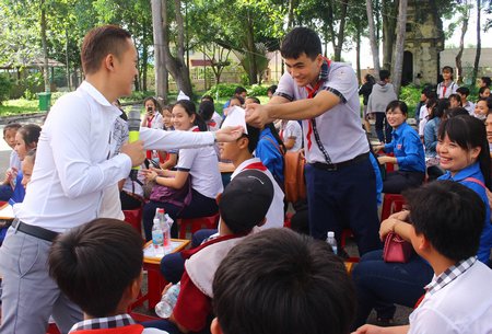 Huỳnh Long (đứng bên phải) có thành tích học tập và nhiều giải thưởng “đáng nể”.