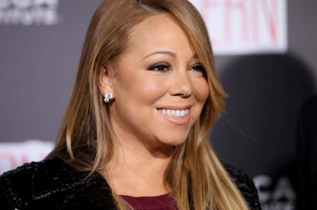 Có lẽ nhiều người sẽ không tin Mariah Carey từng là ngôi sao nhạc pop được yêu mến. Vào những năm 90, những bản hit của cô tung ra đều nhận được thiện cảm từ giới truyền thông cũng như người hâm mộ. Thế nhưng, qua nhiều năm sau đó, người ta đã phải chứng kiến nhiều tình huống đáng xấu hổ của nữ ca sĩ, cụ thể là màn trình diễn của cô trong đêm Giáng sinh hồi năm 2014. Nhiều đồng nghiệp cho rằng, làm việc chung với Mariah Carey thực sự là 
