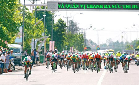 Các tay đua tung cú nước rút tại TP Vị Thanh (Hậu Giang).