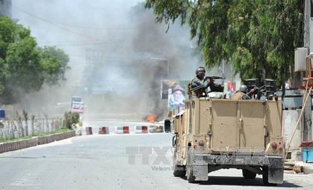 Khói bốc lên từ hiện trường vụ tấn công tòa nhà RTA của Đài truyền hình quốc gia Afghanistan ở Jalalabad ngày 17/5. Ảnh: EPA/TTXVN