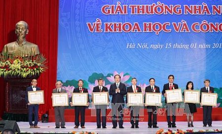 Chủ tịch nước Trần Đại Quang trao giải cho các tác giả đạt Giải thưởng Hồ Chí Minh về Khoa học và Công nghệ. Ảnh: Nhan Sáng/TTXVN