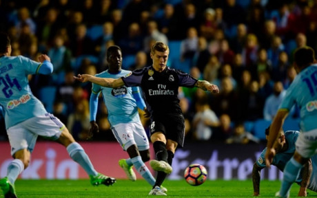 Khoảng thời gian cuối trận, Real ép sân Celta Vigo tới nghẹt thở. Phút 88, Kroos ấn định chiến thắng 4-1 cho Real sau một pha dứt điểm lạnh lùng . Với chiến thắng này, Real có 90 điểm sau 37 vòng đấu, cách chức vô địch La Liga đúng 1 điểm (Ảnh: Getty).