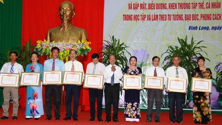 Phó Bí thư Thường trực Tỉnh ủy Trương Văn Sáu tặng bằng khen các tập thể xuất sắc.