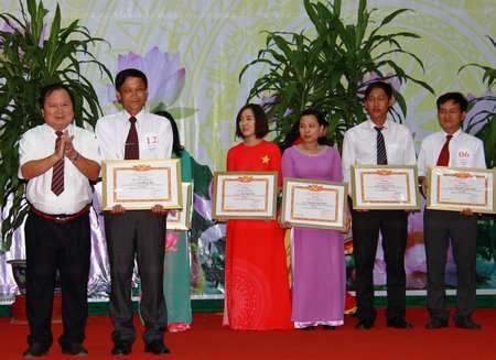 Phó Bí thư Tỉnh ủy, Chủ tịch UBND tỉnh Nguyễn Văn Quang trao giải nhất cho cá nhân tham gia hội thi Báo công dâng Bác.