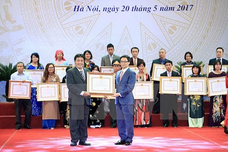Sáng 20/5, Phó Thủ tướng Vũ Đức Đam trao Giải thưởng Nhà nước về Văn học Nghệ thuật năm 2017 cho đại diện gia đình cố nhà báo Lâm Tấn Tài, nguyên phóng viên TTXVN. (Ảnh: TTXVN)