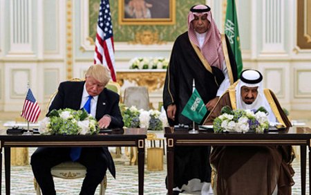 Tổng thống Trump và Quốc vương Salman ký hàng loạt thỏa thuận. Ảnh: AFP.