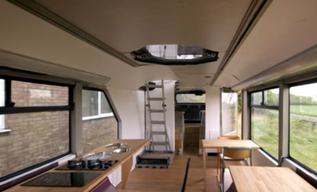 Mới đây, 1 gia đình ở Anh đã quyết định tạo ra căn nhà cho mình từ chiếc xe buýt 2 tầng với giá 20.000 bảng (khoảng 580 triệu đồng).