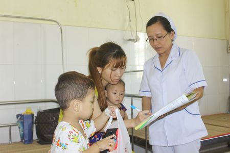 Trẻ nhỏ có nguy cơ cao với việc mắc 1 trong 2 bệnh: sốt xuất huyết, tay chân miệng đang lưu hành phổ biến tại địa phương (ảnh mang tính minh họa).