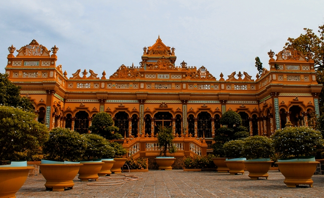 Chùa Vĩnh Tràng- ngôi chùa thờ phật lớn nhất tỉnh Tiền Giang, được xếp hạng di tích lịch sử - văn hóa cấp quốc gia năm 1984 được nhiều du khách tìm đến bởi nét kiến trúc độc đáo đặc trưng của Châu Á có pha lẫn Châu Âu.