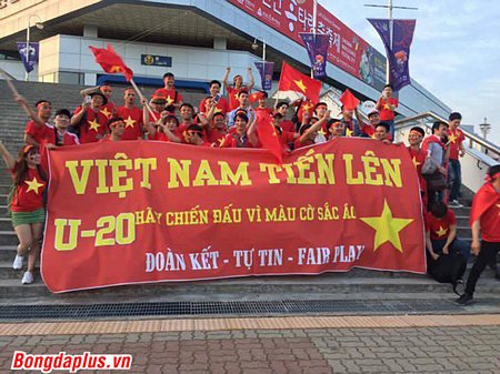 CĐV Việt Nam sẵn sàng tiếp lửa cho thầy trò HLV Hoàng Anh Tuấn - Ảnh: Ngọc Anh 